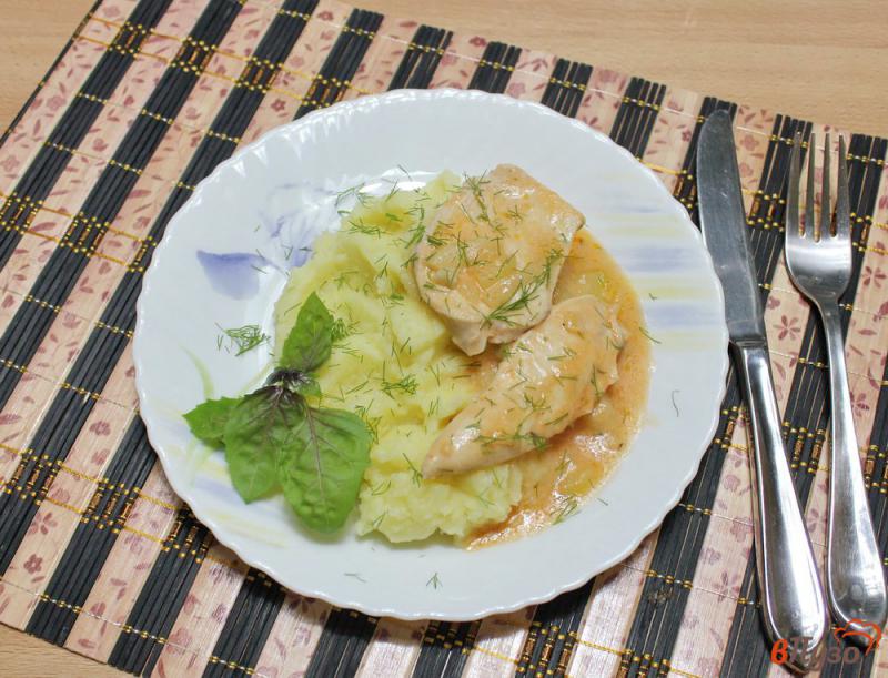 Фото приготовление рецепта: Куриная грудка с кабачками в соусе шаг №8