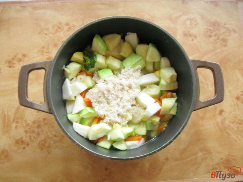 Фото приготовление рецепта: Овощное рагу с рисом и патиссонами шаг №4