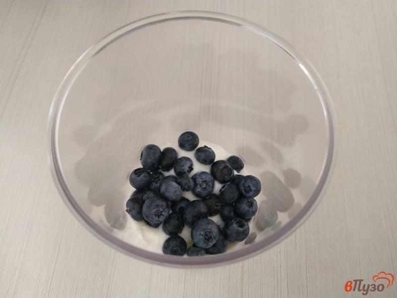 Фото приготовление рецепта: Смузи с голубикой на йогурте шаг №2