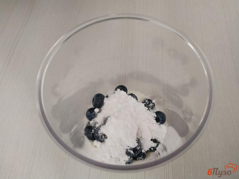 Фото приготовление рецепта: Смузи с голубикой на йогурте шаг №3