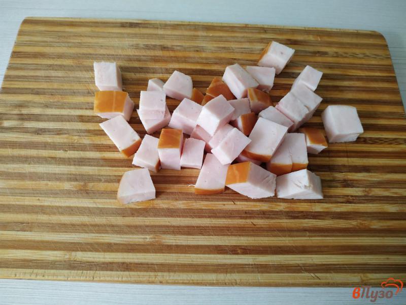 Фото приготовление рецепта: Салат с ветчиной помидорами и сыром фета шаг №1