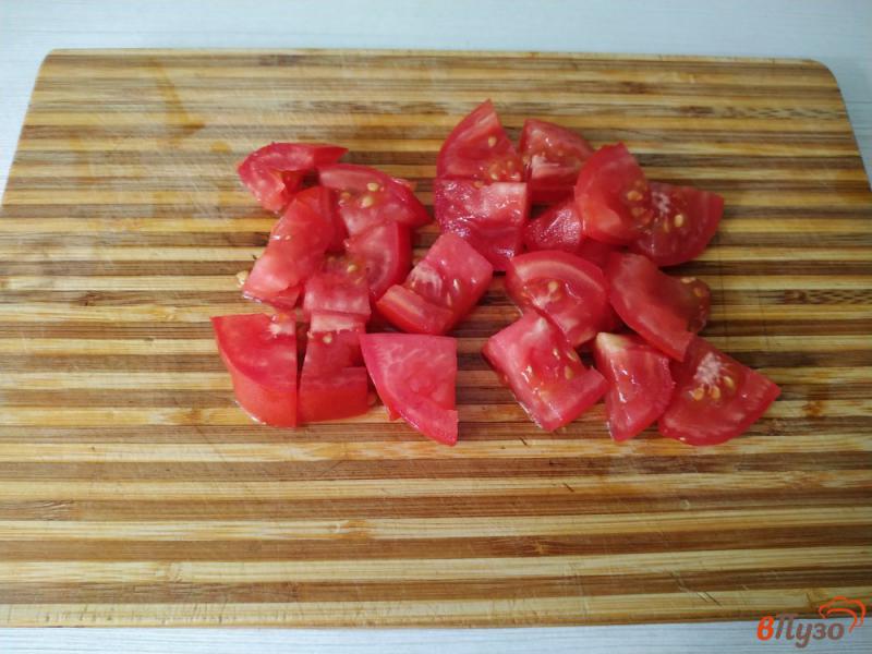Фото приготовление рецепта: Салат с ветчиной помидорами и сыром фета шаг №2