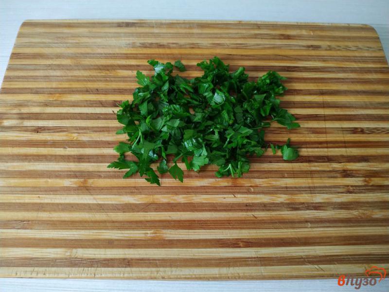 Фото приготовление рецепта: Салат с ветчиной помидорами и сыром фета шаг №5