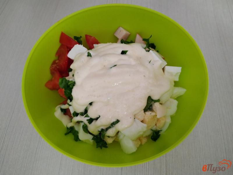 Фото приготовление рецепта: Салат с ветчиной помидорами и сыром фета шаг №6