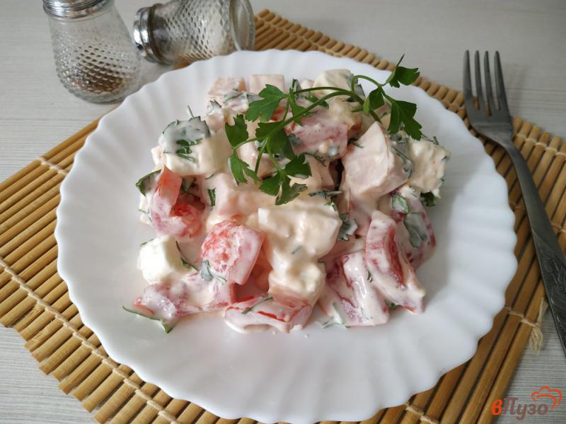 Фото приготовление рецепта: Салат с ветчиной помидорами и сыром фета шаг №7
