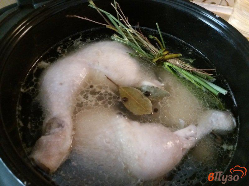 Фото приготовление рецепта: Прозрачный куриный бульон шаг №3