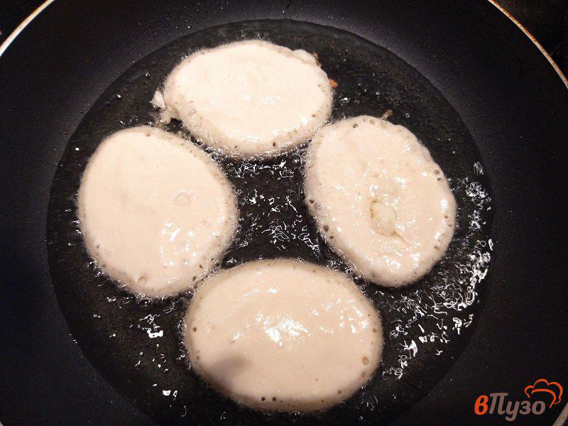 Фото приготовление рецепта: Ванильные оладьи с карамельным соусом шаг №5