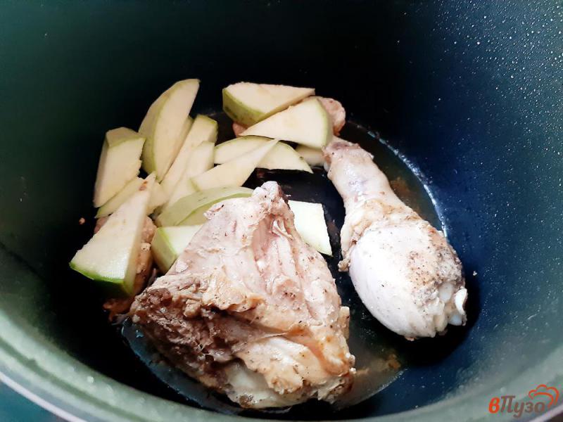 Фото приготовление рецепта: Курица тушеная  с овощами в томате шаг №5