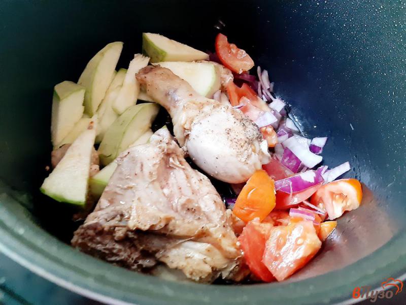 Фото приготовление рецепта: Курица тушеная  с овощами в томате шаг №6