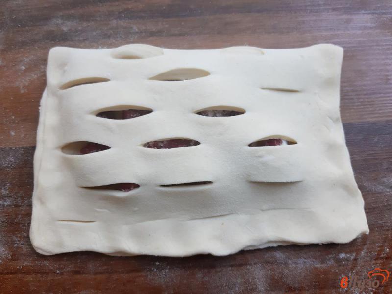Фото приготовление рецепта: Слоеные пирожки с малиной шаг №5