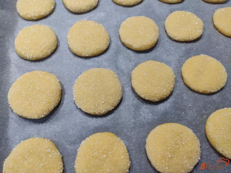 Фото приготовление рецепта: Кукурузное печенье на желтках и сметане шаг №5