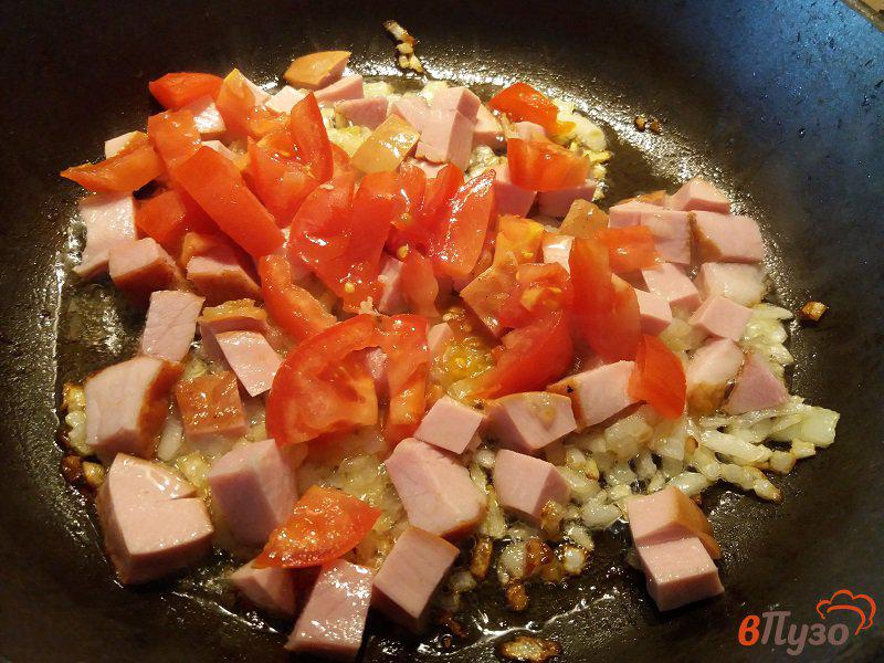 Фото приготовление рецепта: Яичница из деревенских яиц с ветчиной и помидорами шаг №3