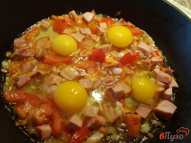 Фото приготовление рецепта: Яичница из деревенских яиц с ветчиной и помидорами шаг №4