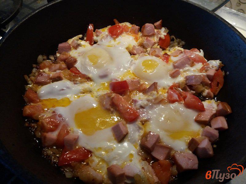Фото приготовление рецепта: Яичница из деревенских яиц с ветчиной и помидорами шаг №5