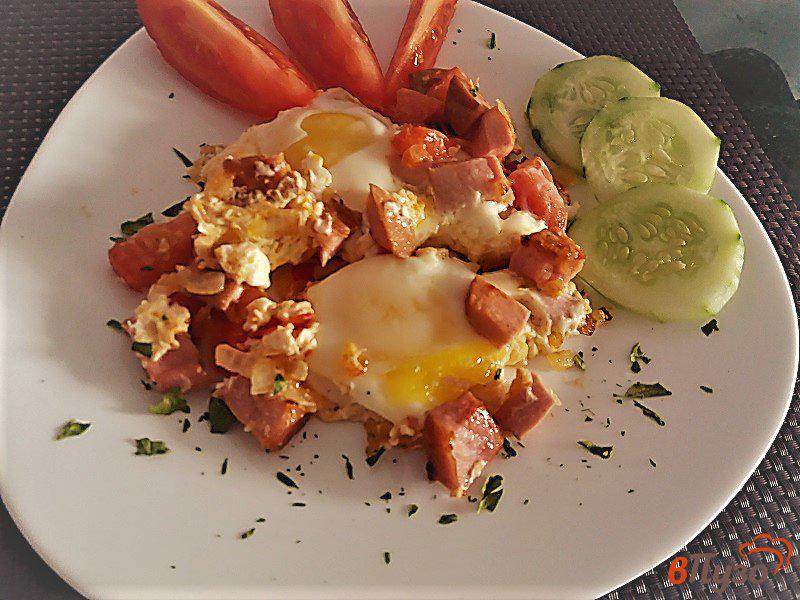 Фото приготовление рецепта: Яичница из деревенских яиц с ветчиной и помидорами шаг №6