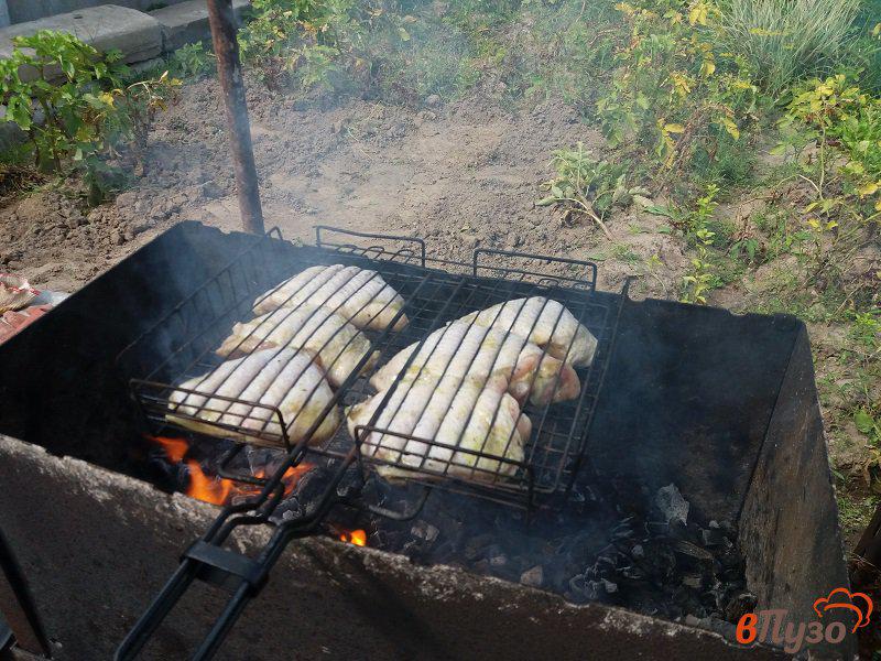 Фото приготовление рецепта: Куриные бёдра  гриль на мангале шаг №3