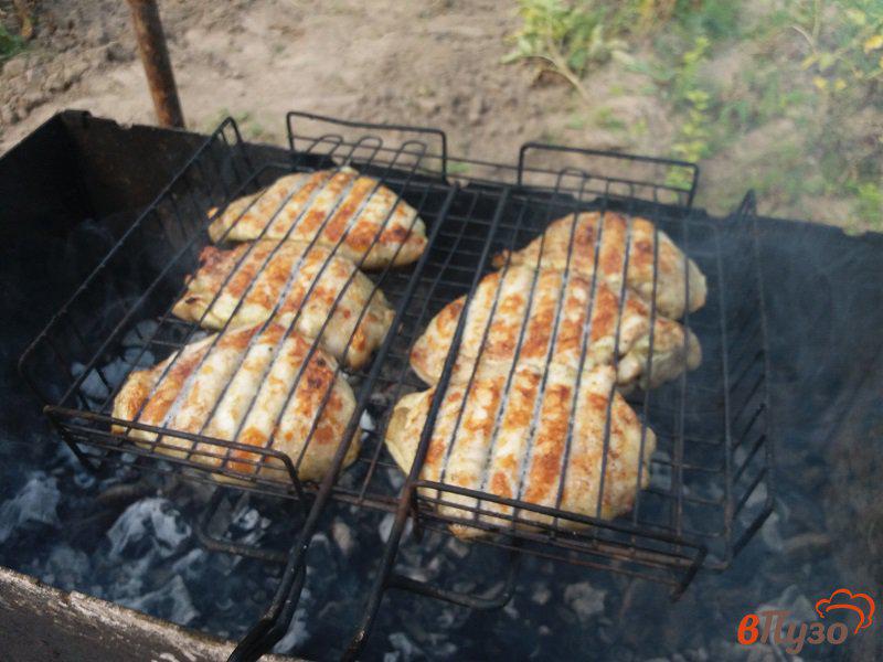 Фото приготовление рецепта: Куриные бёдра  гриль на мангале шаг №4