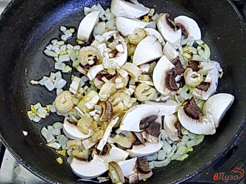 Фото приготовление рецепта: Суп пюре с кабачками грибами и сыром шаг №5