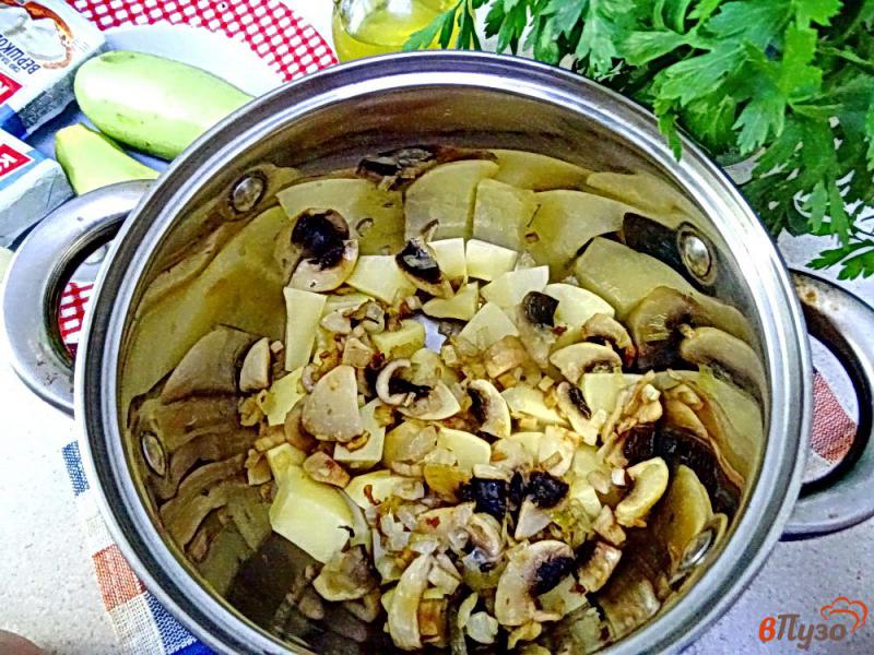 Фото приготовление рецепта: Суп пюре с кабачками грибами и сыром шаг №7