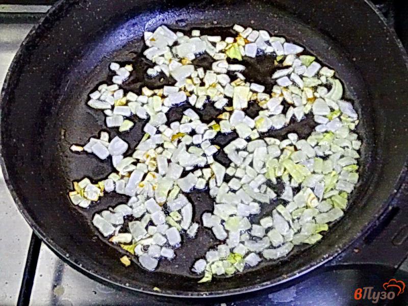 Фото приготовление рецепта: Суп пюре с кабачками грибами и сыром шаг №4