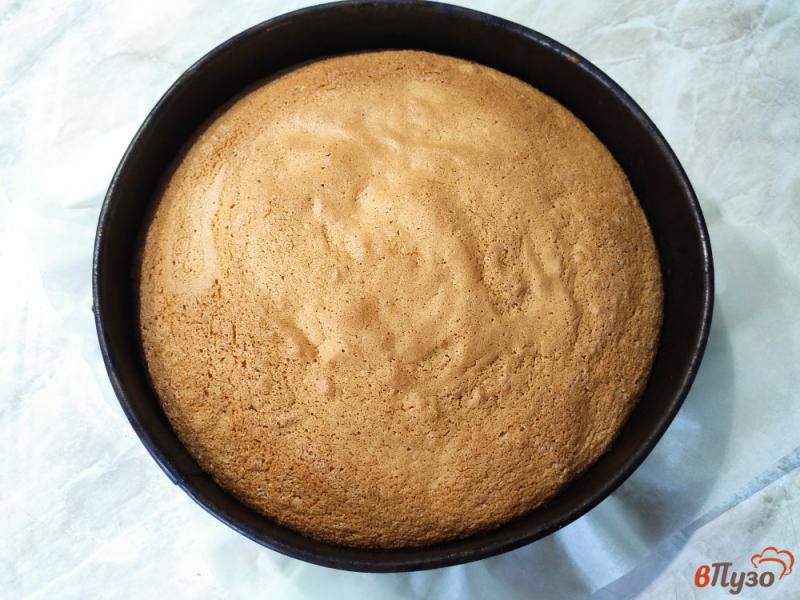 Фото приготовление рецепта: Бисквитный торт с персиками шаг №6
