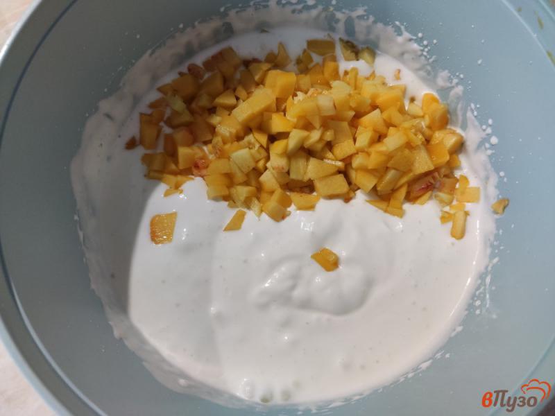 Фото приготовление рецепта: Бисквитный торт с персиками шаг №9