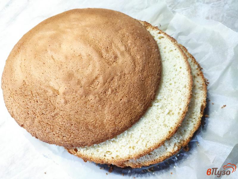 Фото приготовление рецепта: Бисквитный торт с персиками шаг №10