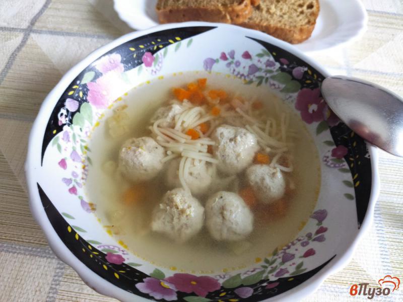 Фото приготовление рецепта: Суп с куриными фрикадельками и вермишелью шаг №8