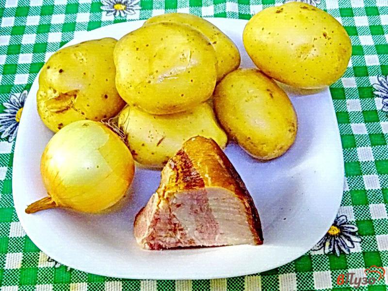 Фото приготовление рецепта: Картофель запеченный с беконом и луком в духовке шаг №1