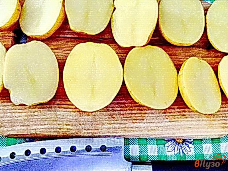 Фото приготовление рецепта: Картофель запеченный с беконом и луком в духовке шаг №3