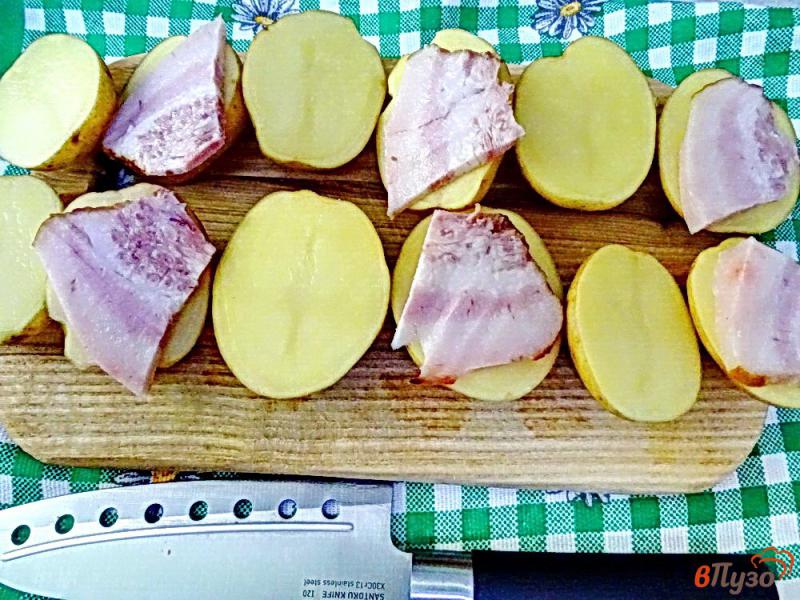 Фото приготовление рецепта: Картофель запеченный с беконом и луком в духовке шаг №4