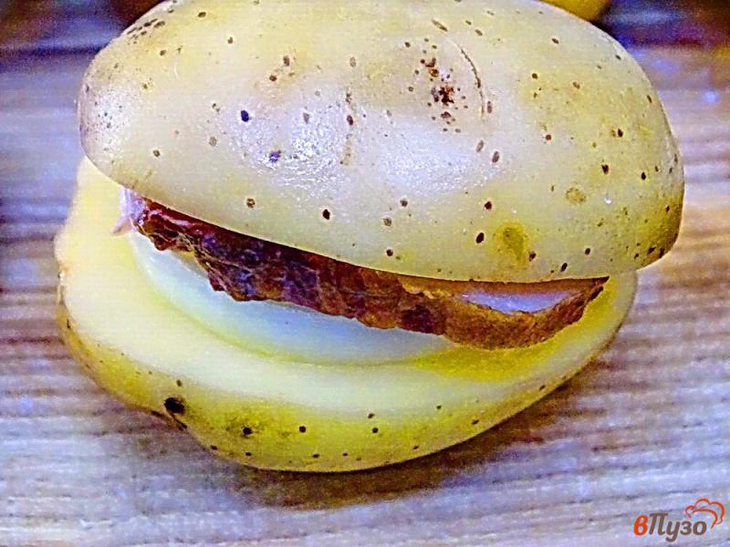 Фото приготовление рецепта: Картофель запеченный с беконом и луком в духовке шаг №7