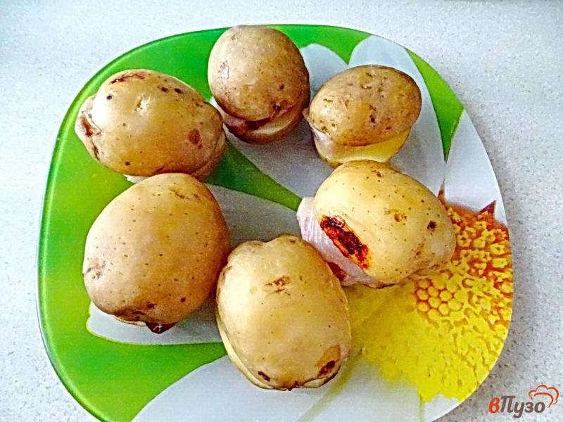 Фото приготовление рецепта: Картофель запеченный с беконом и луком в духовке шаг №10