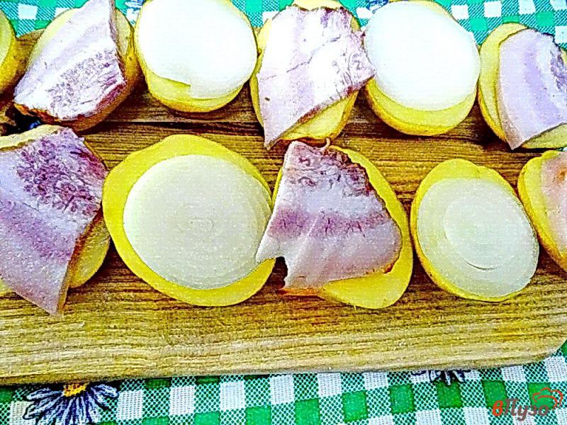 Фото приготовление рецепта: Картофель запеченный с беконом и луком в духовке шаг №6
