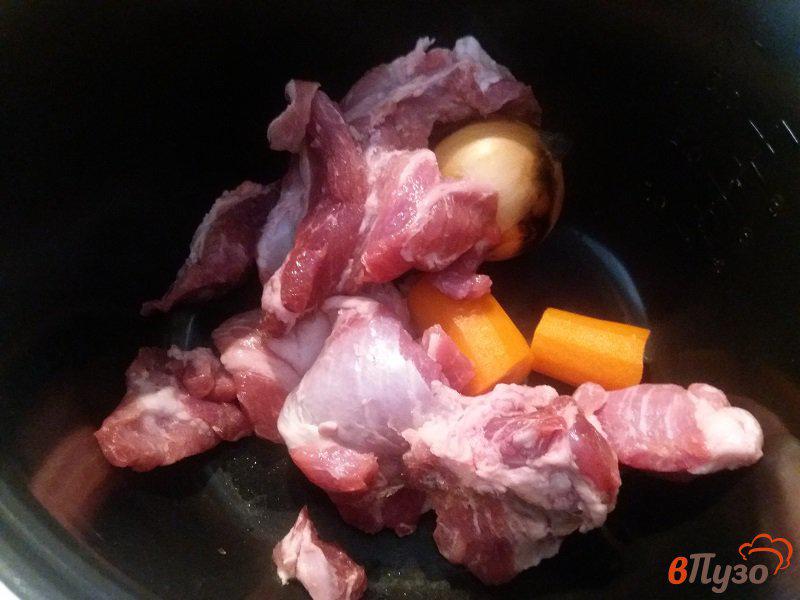 Фото приготовление рецепта: Бульон из нежирной свинины шаг №1