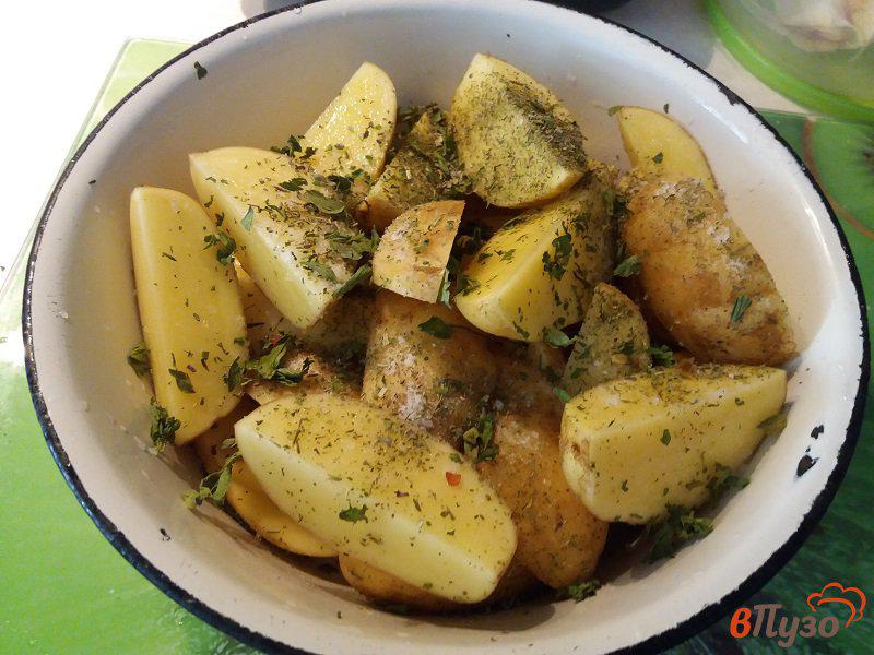 Фото приготовление рецепта: Запеченный молодой картофель в мультиварке с чесноком и травами шаг №3