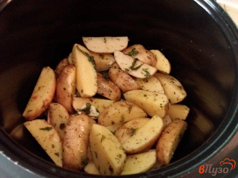Фото приготовление рецепта: Запеченный молодой картофель в мультиварке с чесноком и травами шаг №5