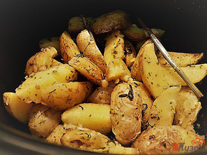 Фото приготовление рецепта: Запеченный молодой картофель в мультиварке с чесноком и травами шаг №6