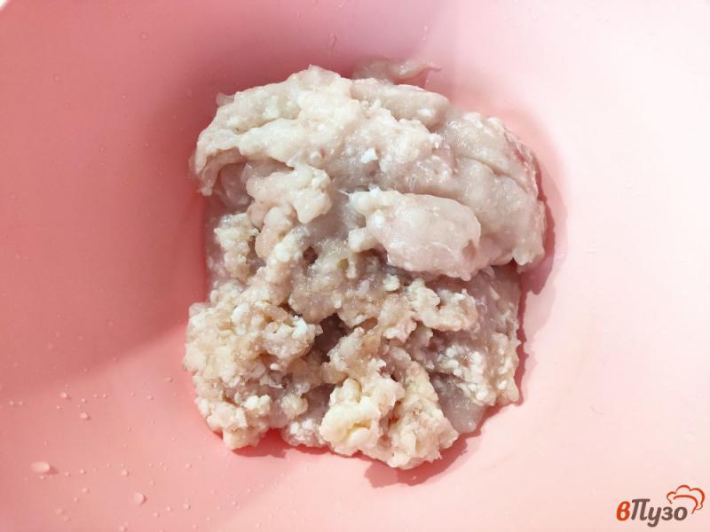 Фото приготовление рецепта: Котлеты из филе пангасиуса с манной крупой шаг №2