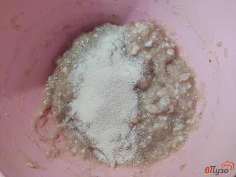 Фото приготовление рецепта: Котлеты из филе пангасиуса с манной крупой шаг №4