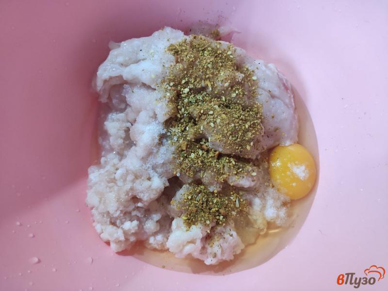 Фото приготовление рецепта: Котлеты из филе пангасиуса с манной крупой шаг №3