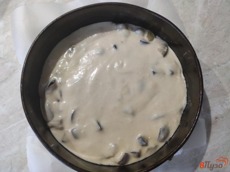 Фото приготовление рецепта: Пирог со сливами на кефире шаг №8