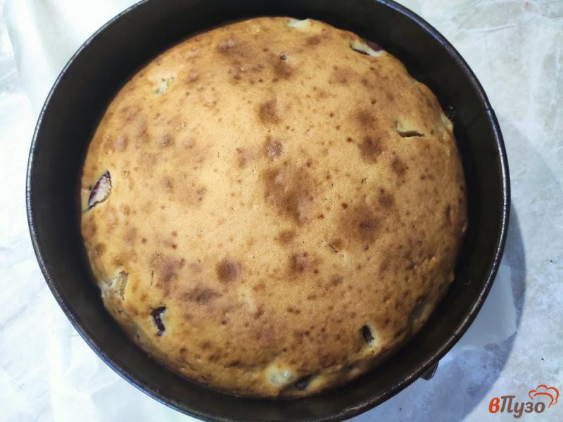 Фото приготовление рецепта: Пирог со сливами на кефире шаг №9