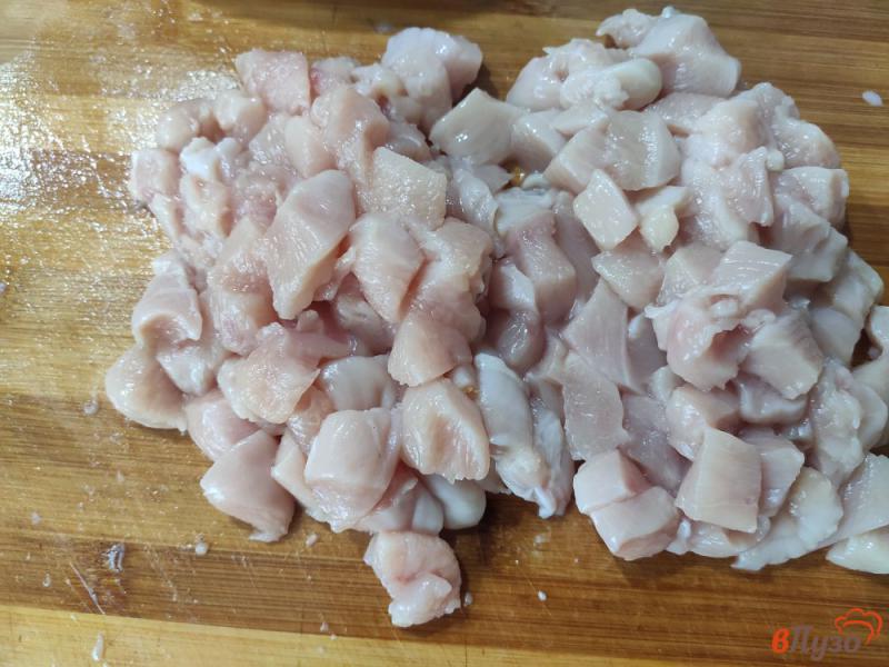 Фото приготовление рецепта: Запеканка из картофеля с курицей и грибами шаг №3