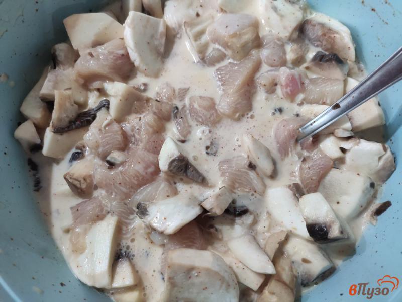 Фото приготовление рецепта: Запеканка из картофеля с курицей и грибами шаг №6
