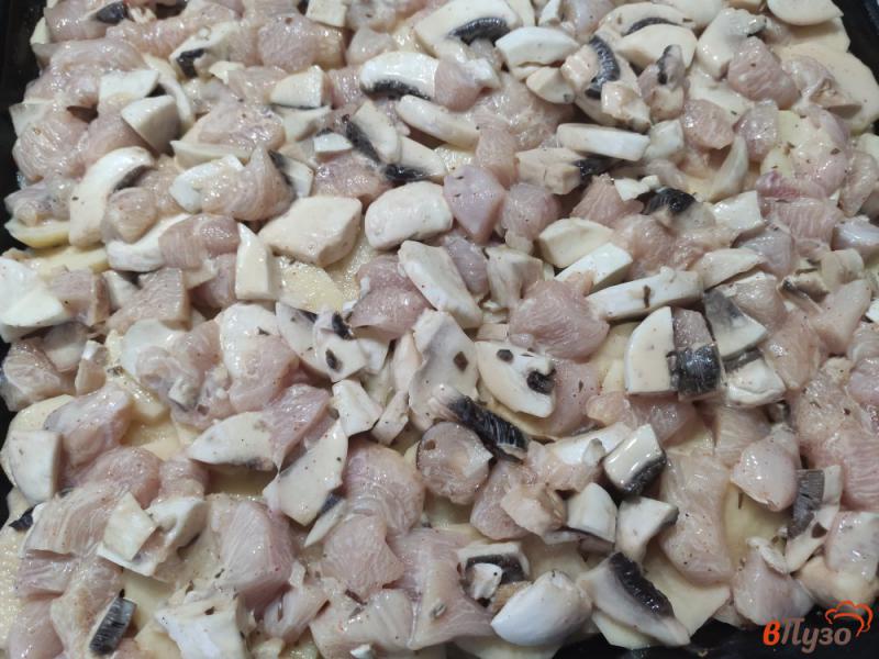 Фото приготовление рецепта: Запеканка из картофеля с курицей и грибами шаг №8
