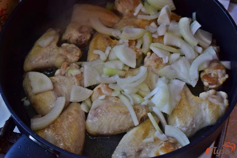 Фото приготовление рецепта: Куриные крылья тушеные с луком и чесноком шаг №2