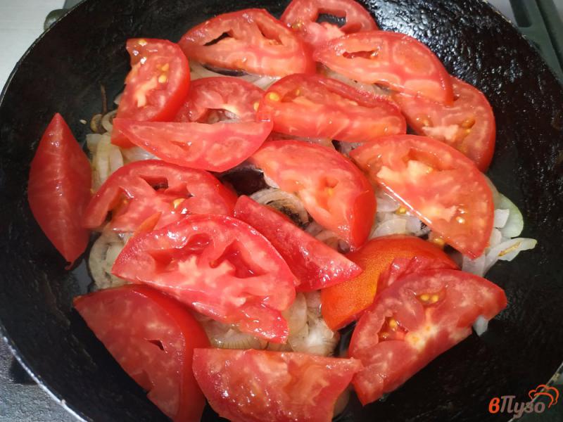Фото приготовление рецепта: Шакшука с помидорами и сыром фета шаг №4
