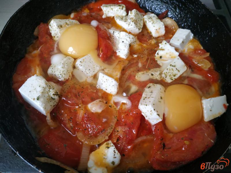 Фото приготовление рецепта: Шакшука с помидорами и сыром фета шаг №7