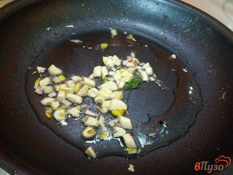Фото приготовление рецепта: Мидии в сливочно-чесночном соусе шаг №3